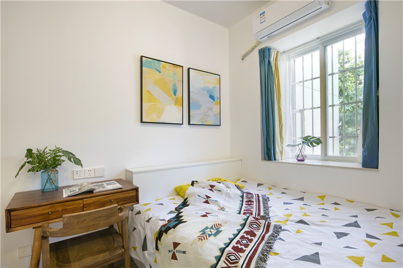 朴实温和的北欧风格四居室卧室窗帘装修效果图