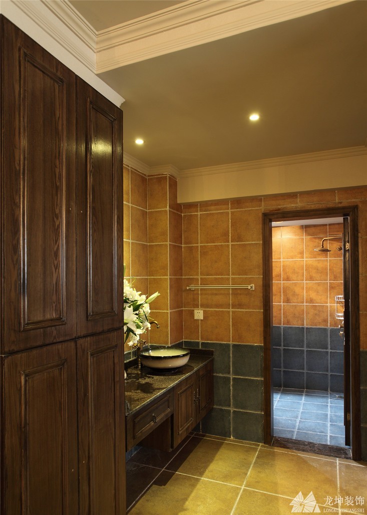 欧式褐色浪漫90平米二居室卫生间浴室柜装修效果图
