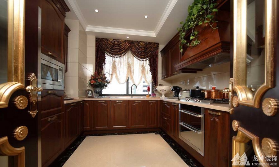 金碧辉煌欧式风格140平米三居室厨房橱柜装修效果图
