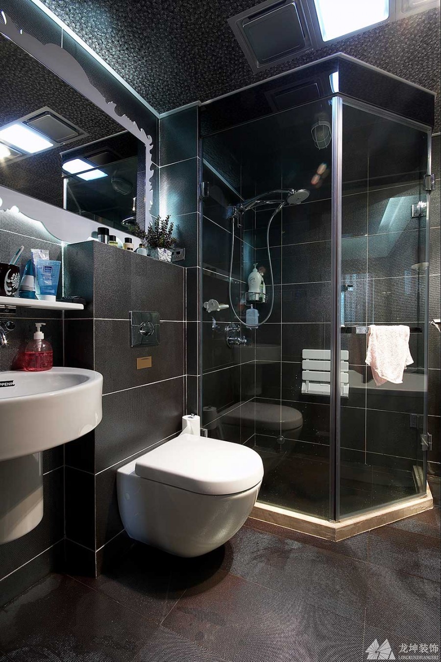 红黑色系欧式风格220平米别墅卫生间浴室柜装修效果图