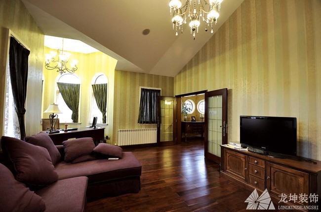 纯洁自然欧式风格110平米复式客厅电视背景墙装修效果图