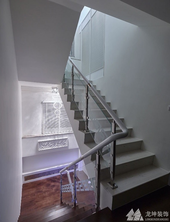 大气宏伟欧式风格320平米别墅客厅楼梯装修效果图