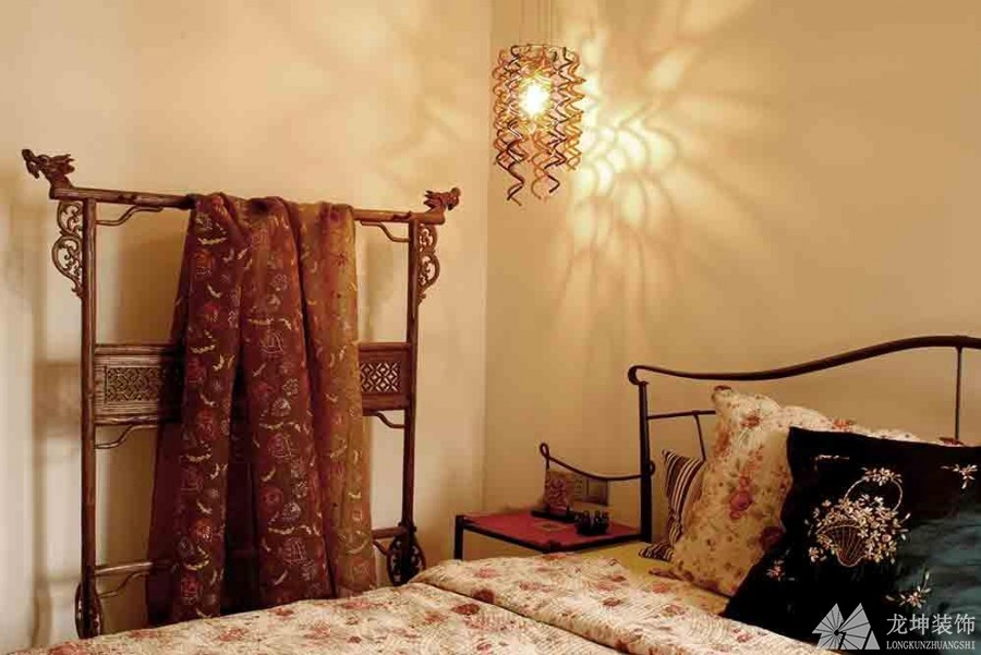 温暖静谧中式风格100平米二居室卧室背景墙装修效果图