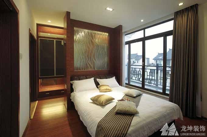 中式低奢大气90平米复式卧室背景墙装修效果图