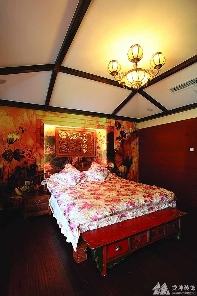 暗红古风中式300平米别墅卧室背景墙装修效果图