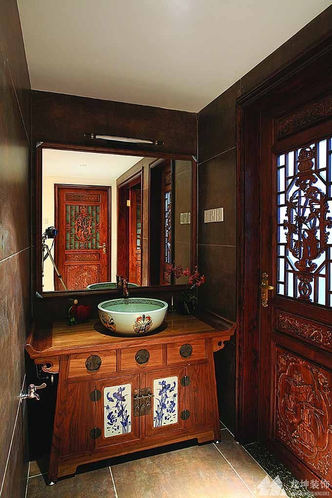 暗红古风中式300平米别墅卫生间浴室柜装修效果图