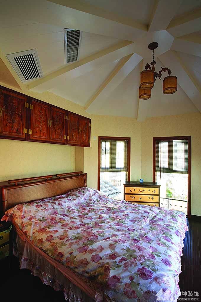 暗红古风中式300平米别墅卧室吊顶装修效果图