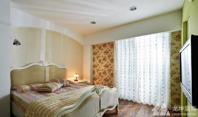 白色温馨田园风格120平米三居室卧室背景墙装修效果图