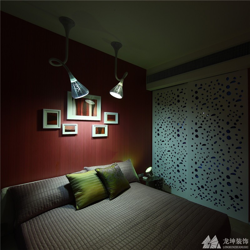 蓝色魅力简约风格90平米二居室卧室背景墙装修效果图