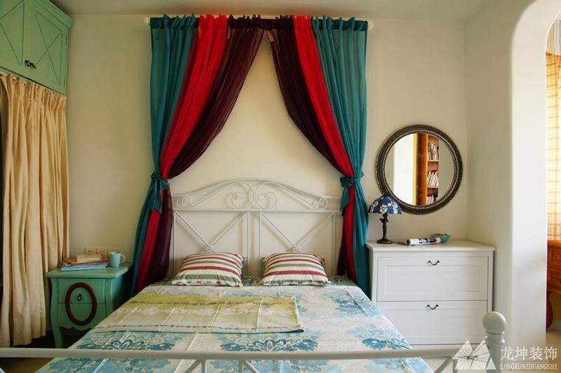 清爽淡雅地中海风格90平米二居室卧室背景墙装修效果图
