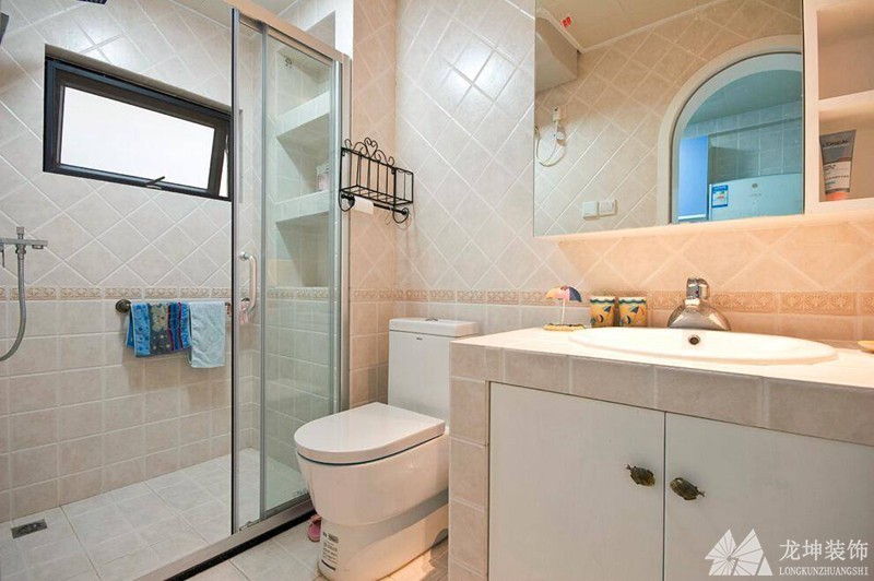 清爽淡雅地中海风格90平米二居室卫生间浴室柜装修效果图