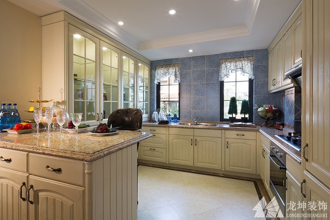 美式暖色沉稳120平米三居室厨房橱柜装修效果图