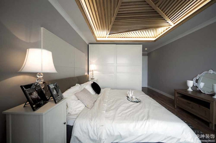 清淡时尚美式风格120平米三居室卧室吊顶装修效果图