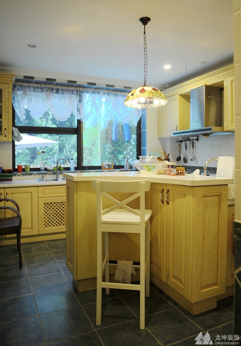 随性别致美式风格110平米三居室厨房橱柜装修效果图